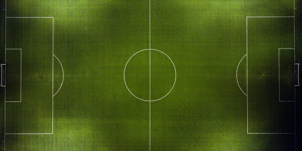 多屏幕显示足球比赛直播画面 - 观众正在观看